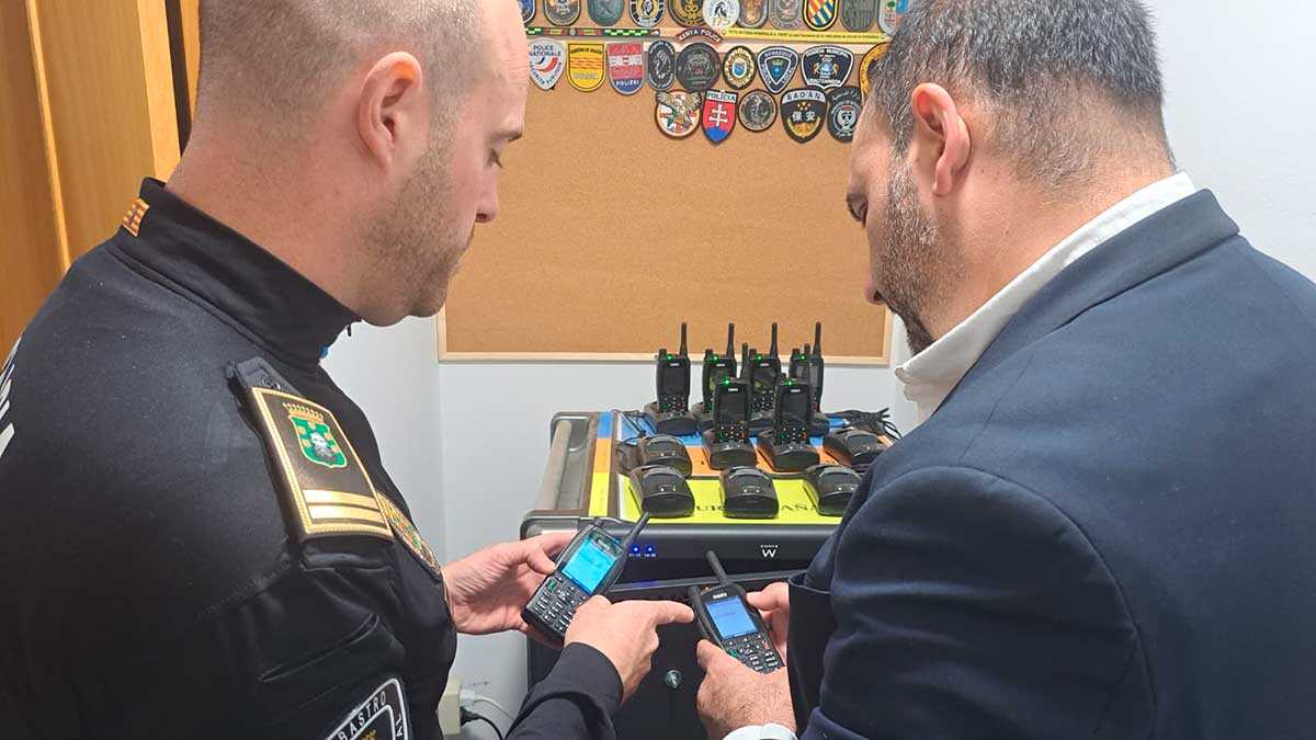Polizei von Barbastro führt neue Funkgeräte zur Echtzeitortung der Einsatzkräfte ein
