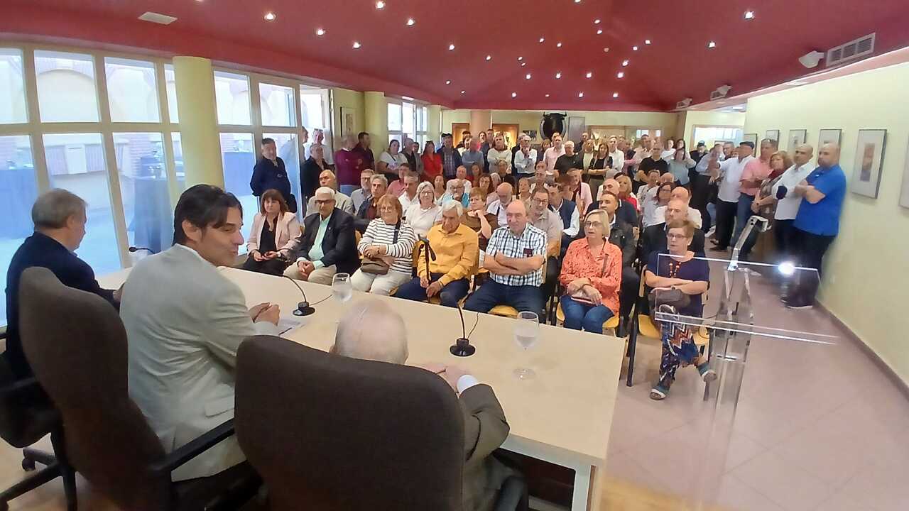 Mehr als 100 Bürgermeister nehmen an Stierkampf-Tagung der DPZ in Zaragozas Stierkampfarena teil