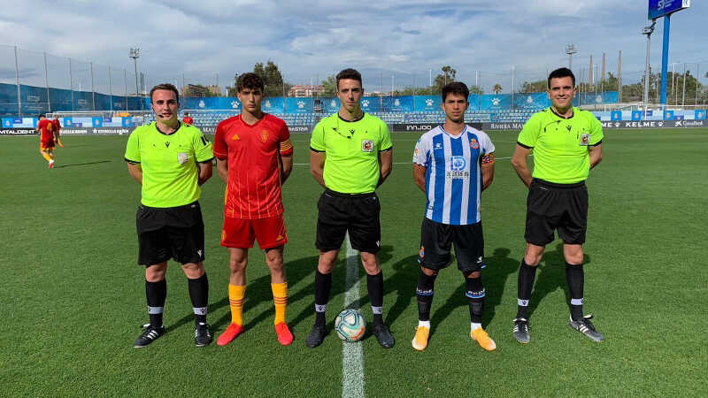 Schiedsrichter Gerard Brull Acerete pfeift Real Murcia gegen Real Zaragoza in seiner fünften Primera-RFEF-Saison