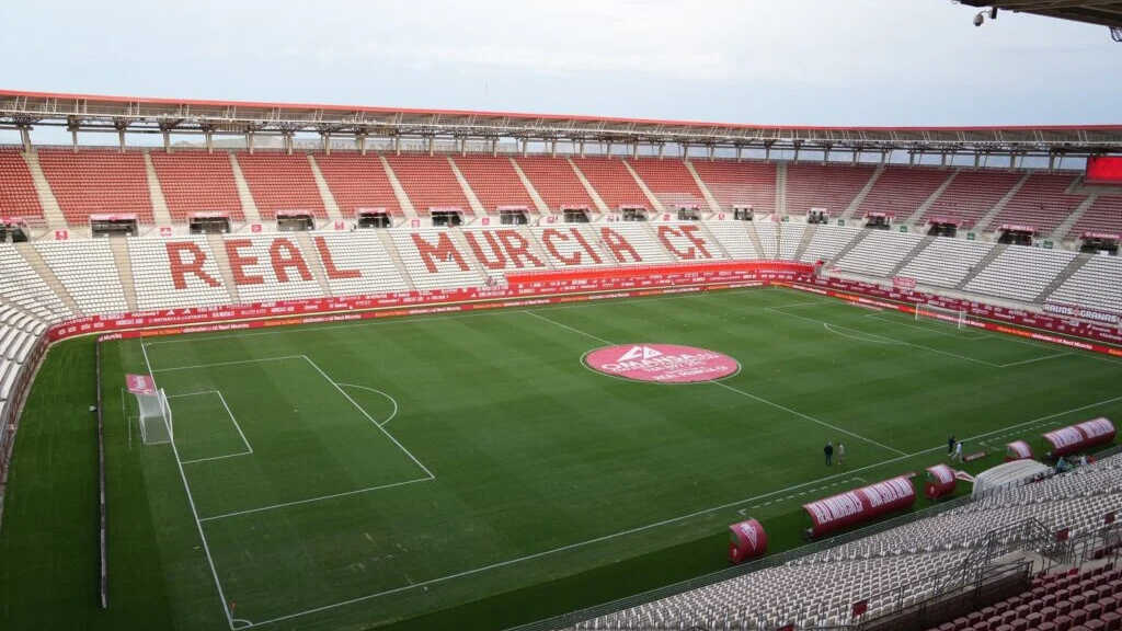 Regen droht beim Duell Real Murcia gegen Real Zaragoza zum Hauptdarsteller zu werden