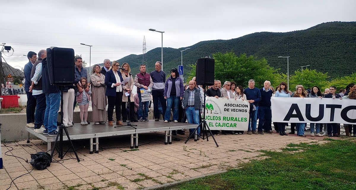Hunderte fordern in Sabiñánigo die sofortige Wiederaufnahme der Bauarbeiten an der A-23