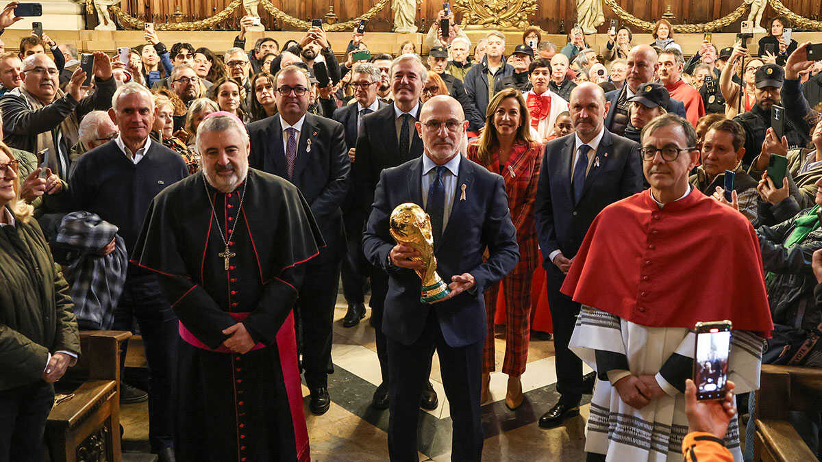 Der WM-Pokal erweist der Virgen del Pilar die Ehre – Luis de la Fuente im Mittelpunkt