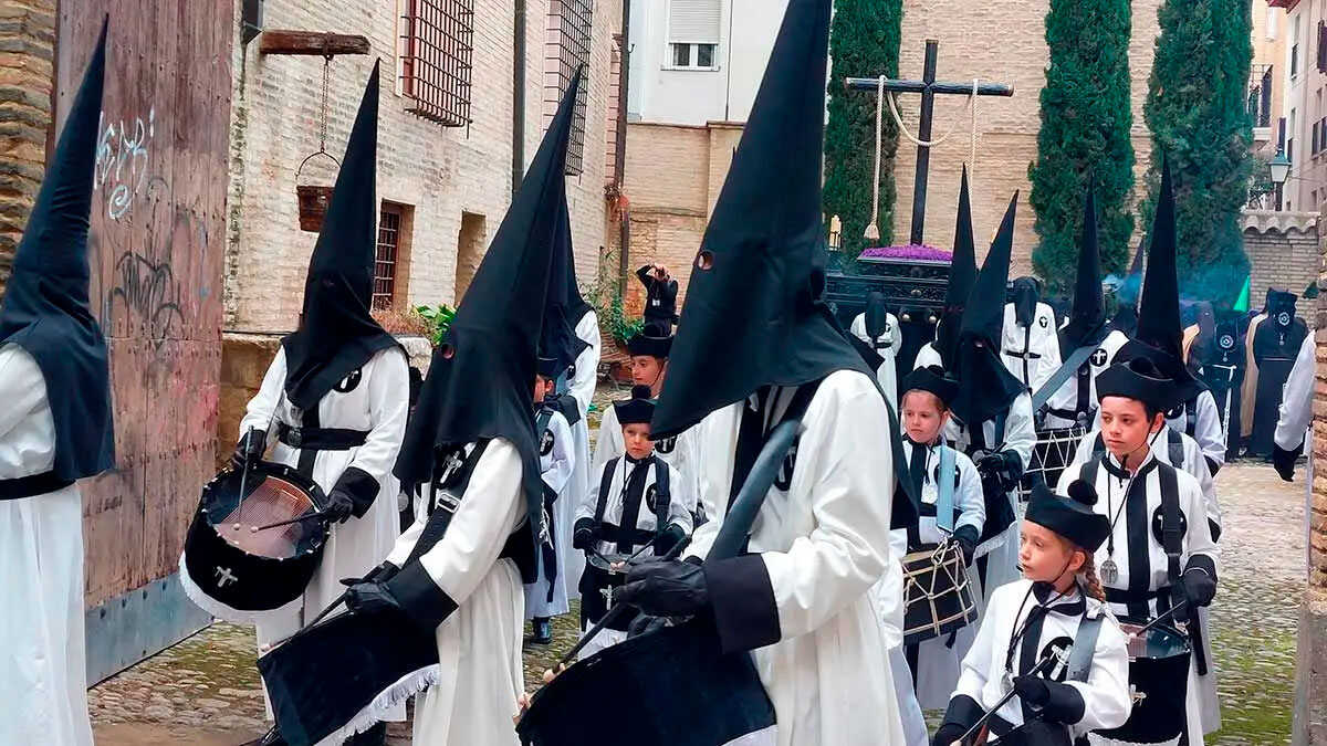 Die Semana Santa kehrt im Oktober nach Zaragoza zurück: Große Prozession mit 23 Prozessionsbildern und 200 Jugendlichen zieht durch die Innenstadt