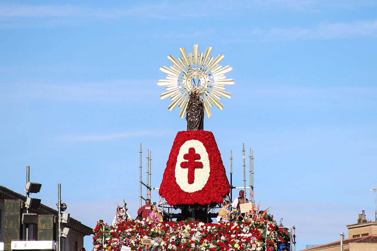 Ein Blumenopfer außerhalb der Pilar-Basilika: Zaragoza bereitet Überraschung für 600 Tourismusfachleute