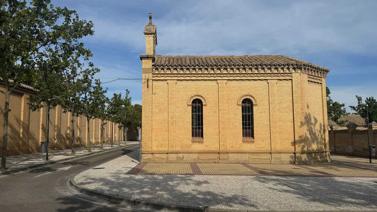 Drei riesige Bildschirme und eine Kapelle: Ein überraschendes Kulturerlebnis kommt auf den Friedhof Torrero