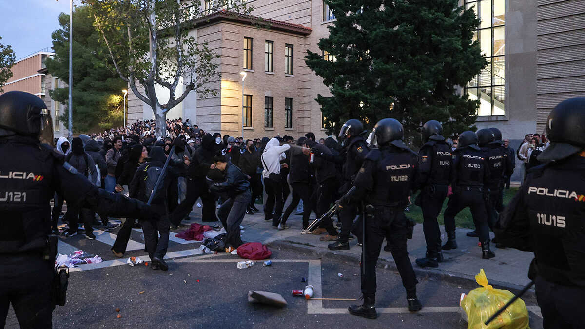 Vito Quiles verlegt Veranstaltung in Zaragoza nach Polizeieinsätzen und Protesten auf die Plaza San Francisco