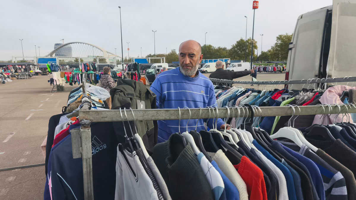 Mohammed, fliegender Händler zum ersten Samstag auf dem Rastro: „Wir freuen uns, aber es war nicht wie sonntags“