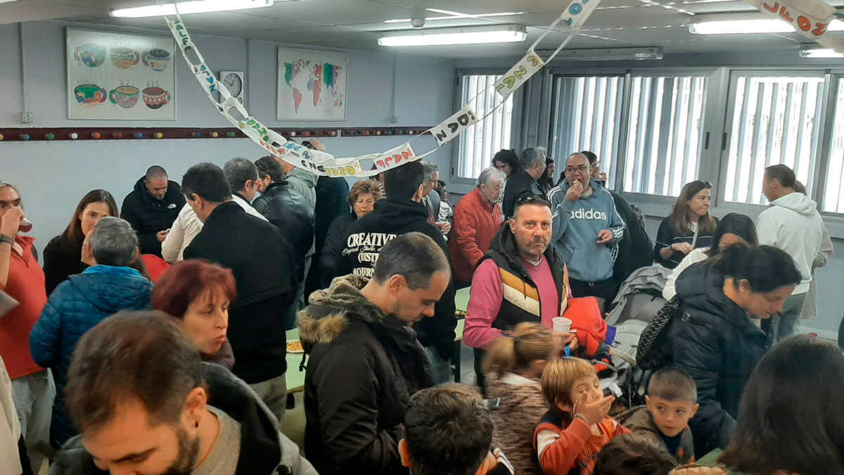 Ein Vermú zur Wiederbelebung der Schulküche des Colegio Zalfonada: Familien setzen Proteste fort