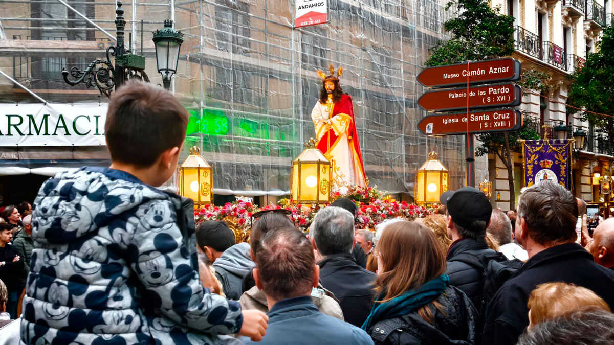 Zaragoza lässt die Begeisterung für die Karwoche im Oktober wieder aufleben und begleitet eine Prozession zwischen Trommeln und Weihrauch