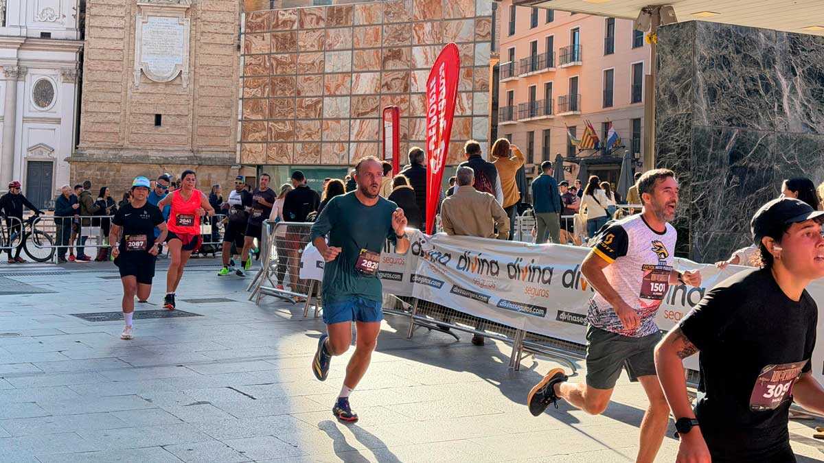 Ein Morgen zum Laufen und Genießen: Die Sonne begleitet 7.000 Athleten beim 10K in Zaragoza