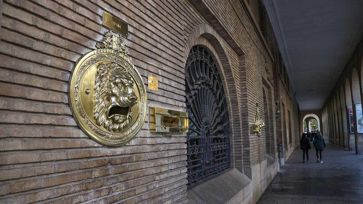 Die emblematischen Löwenbriefkästen von Correos kehren an die Paseo Independencia in Saragossa zurück