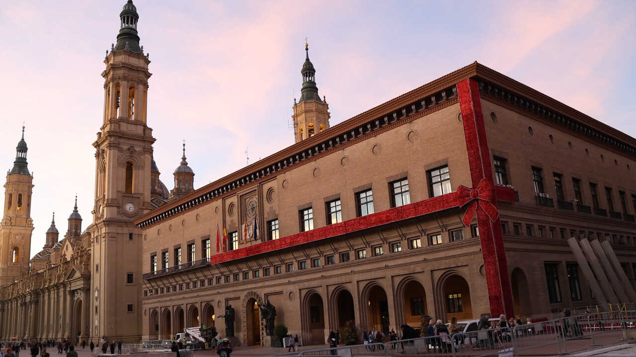 So wird die Plaza del Pilar für Weihnachten geschmückt: Das Rathaus wird zum Geschenk