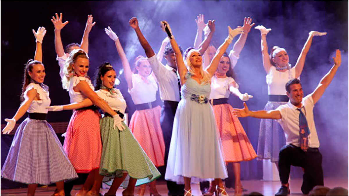 Von Raffaella Carrà bis zum Disco-Universum von ABBA: Das Teatro del Mercado steigt in die „Zeitmaschine“ der Musik ein
