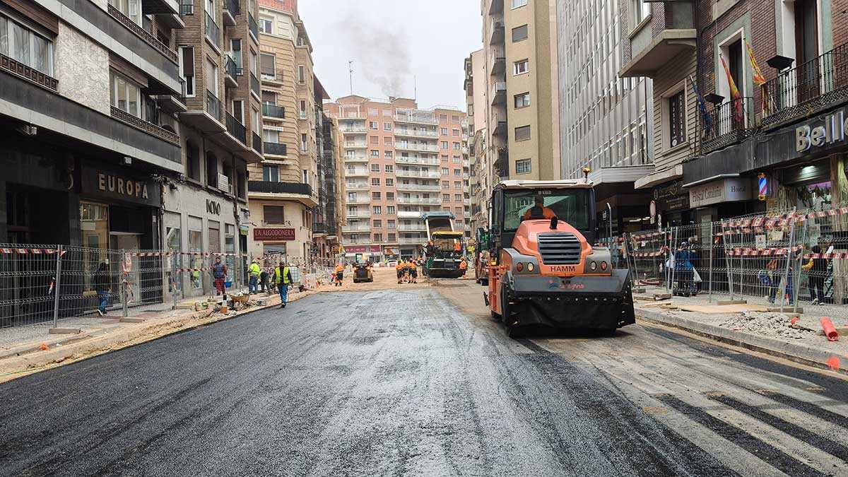 Endspurt bei den Arbeiten am Coso: Die Fahrbahn wird bereits asphaltiert