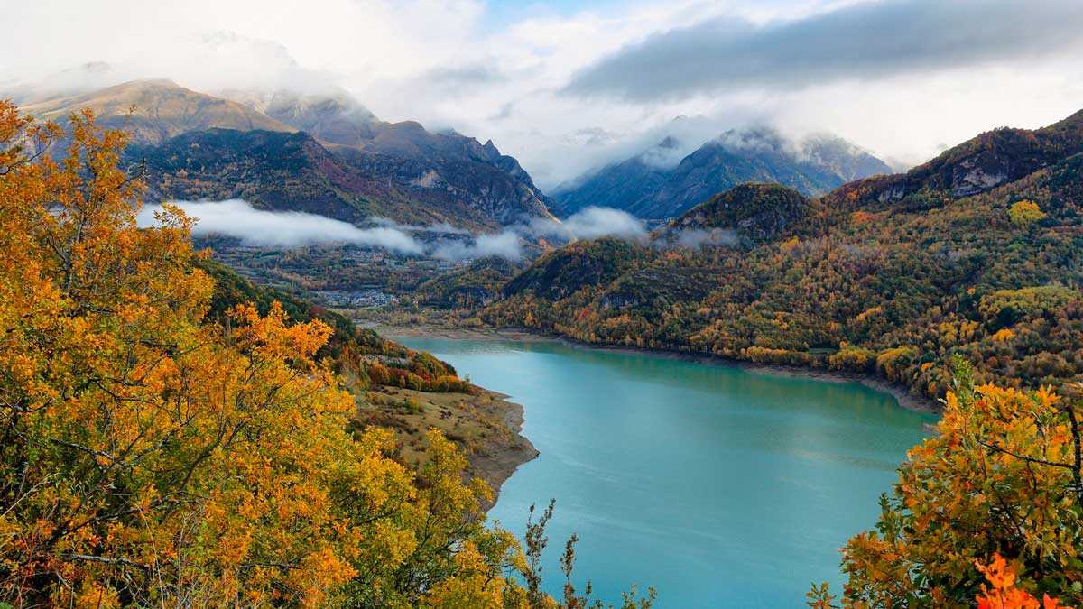 Die Route durch die aragonesischen Pyrenäen, die im Herbst die schönste Seite der Dörfer im Tena-Tal zeigt