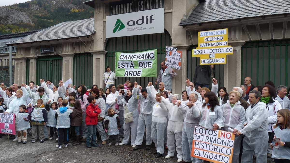 Vor 15 Jahren in Aragón: Über 100 Menschen forderten die Reinigung des Internationalen Bahnhofs von Canfranc
