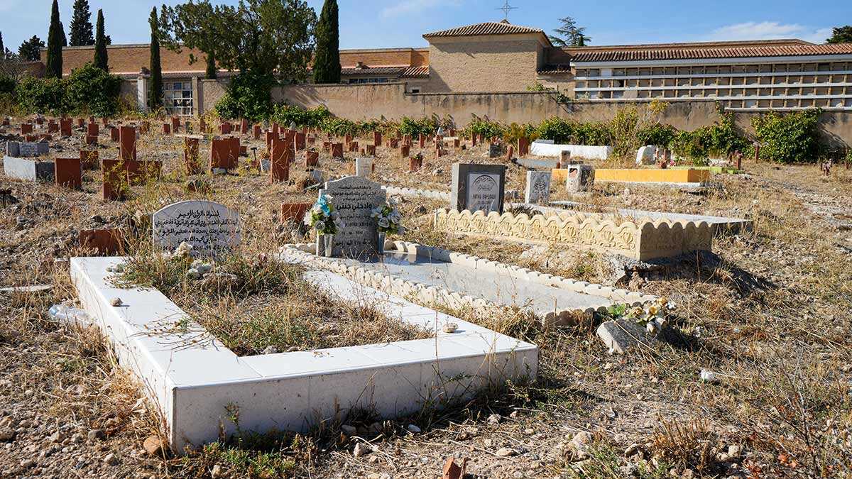 Warum einige Särge auf dem muslimischen Friedhof von Zaragoza Löcher haben