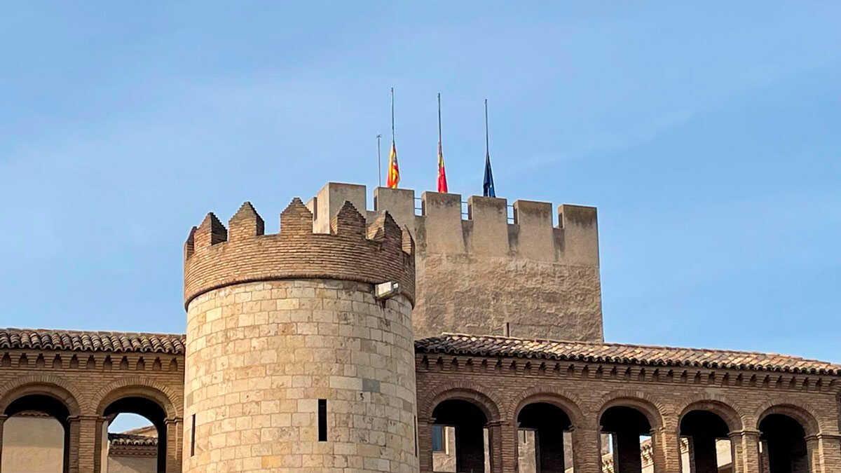 Flaggen Aragoniens wehen nach tragischem Zugunglück in Toledo auf halbmast