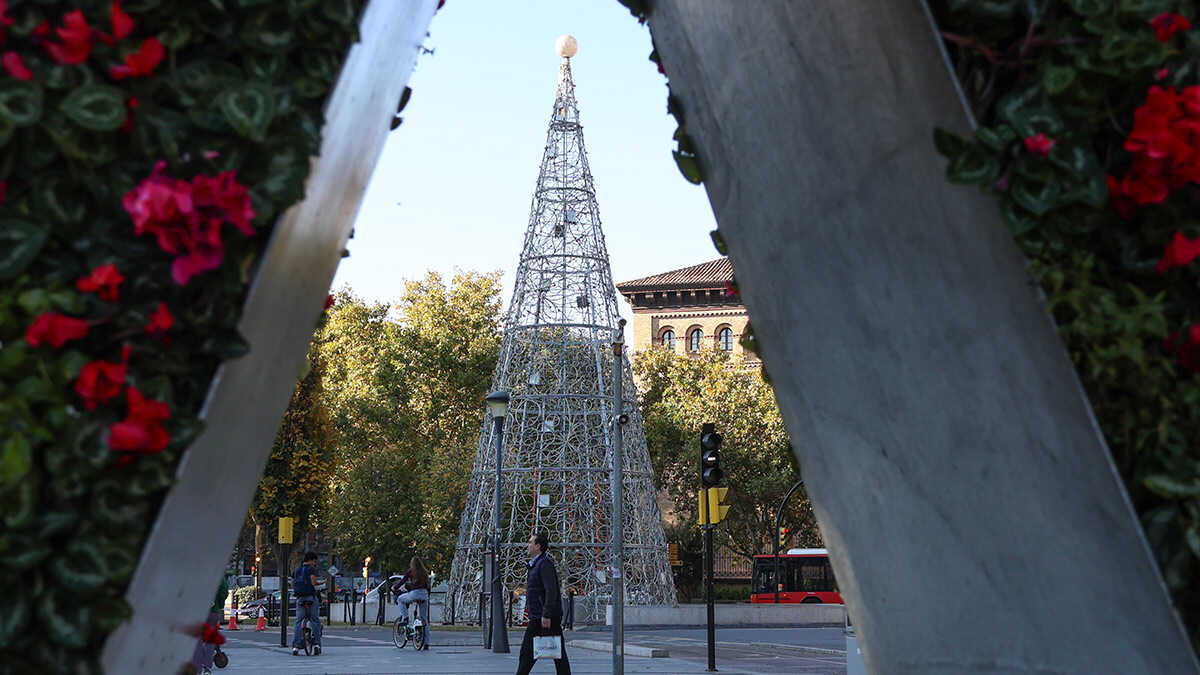 Weihnachten nimmt in Zaragoza Gestalt an: Der Baum auf der Plaza Aragón steht bereits