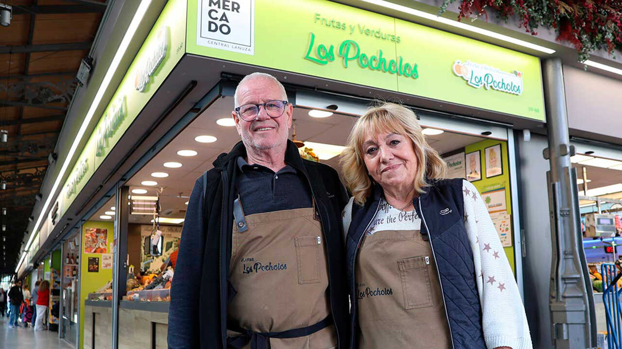Iñaki Ornad, Obsthändler auf dem Mercado Central: „Wir versuchen, die Preise nicht zu stark zu erhöhen, obwohl die Ernte geringer ausfällt“