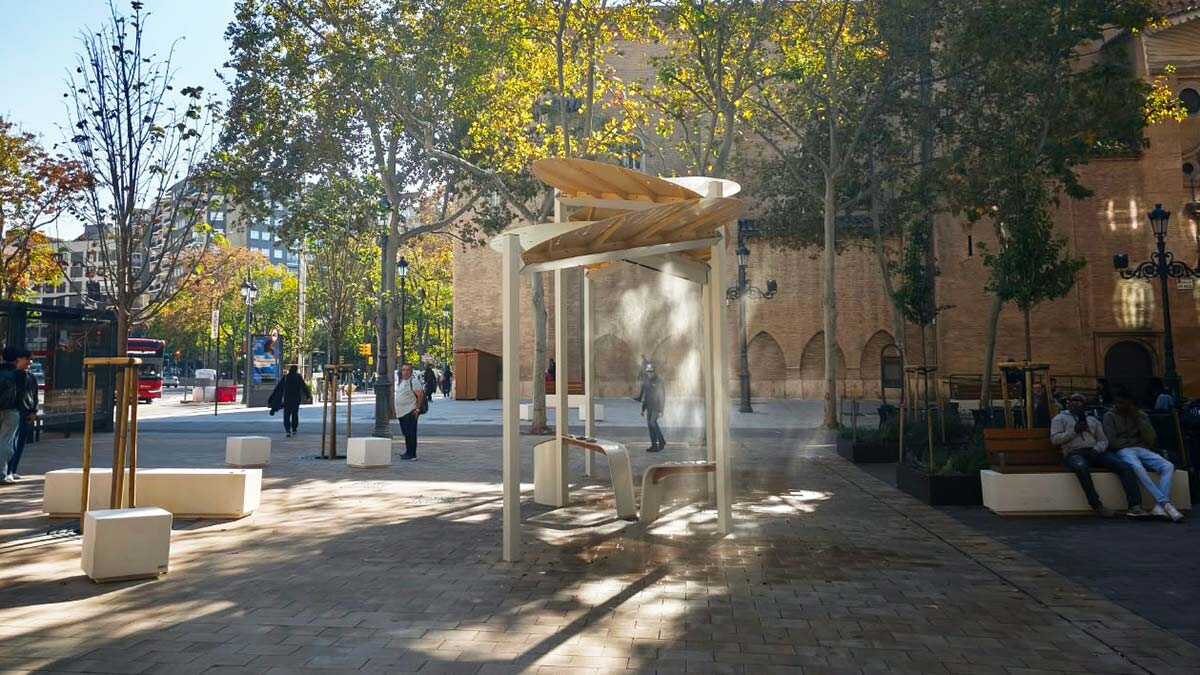 Der Vernebler auf der Plaza San Miguel läuft: Künstlicher Regen per Knopfdruck